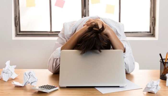 Vrouw voelt werkdruk, leren omgaan met stress